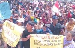 Demo Jalan Rusak Bandar Pulau di Kantor Bupati Asahan Berujung Ricuh