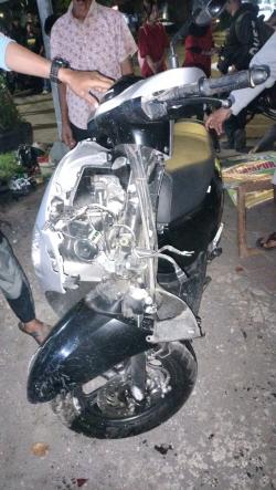 Honda Scoopy Hantam Gapura Desa Gelam Candi Sidoarjo, Dua Mahasiswa Alami Patah Tulang