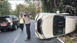 Diduga Tekor di Tikungan, Daihatsu Ayla Hantam Avanza hingga Terguling, Penumpang WNA Syok