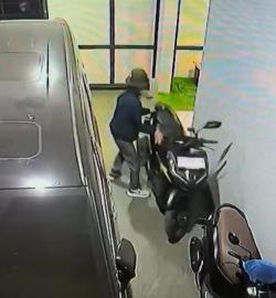 Detik-Detik Honda Vario Digondol Maling di Purwakarta Terekam CCTV, Pelaku Beraksi Berdua