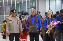 Awali Tugas Baru Sebagai Kapolda PBD Brigjen Audie Latuheru dan Istri Tiba di Sorong