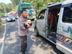 Aksi Heroik Bhabinkamtibmas Selamatkan Balita Korban Bus di Nganjuk