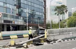 Hindari Mobil Lain, Mobil Listrik Tabrak Tiang PJU hingga Roboh di JLNT Antasari