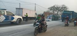Hilang Kendali saat Lalui Jalan Bergelombang, Truk Trailer Terguling di Jalan Interchange Karawang