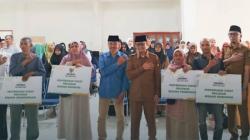 Wakil Wali Kota Serahkan Zakat dan Infak Baznas kepada 61 Mustahik Bukittinggi Melalui Empat Program