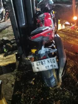 Diduga Hilang Kendali, Pengendara Honda CBR Tabrak Pikap Parkir di Taman Sidoarjo