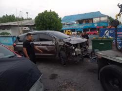 Kecelakaan Mobil Tabrak Truk di Jombang Terekam CCTV, Sopir Diduga Mengantuk