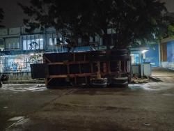 Kontainer Tumbang di Puri Industrial Park Batam, Diduga Timpa 9 Motor