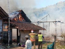 Kebakaran Melalap Tiga Rumah di Temayang Bojonegoro, Dua Rata dengan Tanah