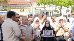Tangis Pecah di Sidang Putusan Kasus Pembunuhan Paoman, Ibu Korban Peluk Erat Foto Keluarga