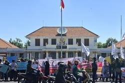 Demo di Depan Grahadi, Massa Minta Pemerintah Evaluasi Tata Kelola MBG