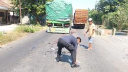 Tragis! Pemotor Tewas Terlindas Truk Gandeng Seusai Gagal Menyalip di Mojowarno Jombang