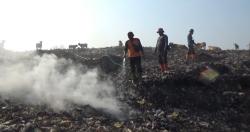 Kebakaran TPA Cikolotok Belum Padam, Bara Api Terus Muncul Saat Kemarau