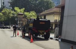 Pengamanan Mabes Polri Diperketat, Rantis Brimob Disiagakan