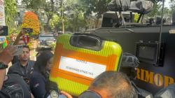 Dikawal Ketat Brimob, Sekoper Emas 74 Kg dan Uang Asing Hasil Korupsi di Sentul Tiba di Polda Metro