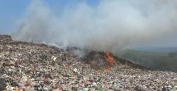Kebakaran TPA Cikolotok Hanguskan Sekitar Satu Hektare Lahan, Truk Sampah Tetap Beroperasi