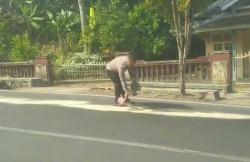 Aksi Heroik Aipda Deni, Tabur Pasir Selamatkan Pengendara dari Tumpahan Solar di Kalianda
