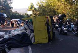 Truk Bermuatan Gaplek Terguling di Bokong Semar Bantul, Jalur Jogja-Wonosari Tersendat