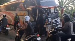 Nyalip di Jalur Tengkorak, Bus PO Mira Adu Banteng dengan Minibus di Sidoarjo, Sopir Tewas Seketika