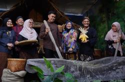 Gaya Fokus Seni & Budaya Tenda Bertema Kolonial hingga Kerajaan, Uniknya Bazar Blitar Djadoel