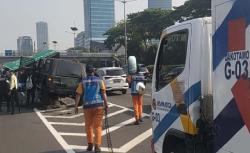 Pindad Maung Tabrak Rambu Tol Hingga Roboh dan Tutup Akses Keluar Slipi