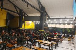 Perkuat Sinergi, Koramil dan Polsek Taman Sidoarjo Nobar Pildun Bareng Warga