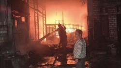 Gudang Barang Bekas Milik Warga Sukodadi Terbakar, Penyebab Masih Diselidiki