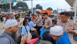 Jumat Berkah, Polisi Bagikan Ratusan Paket Nasi untuk Penumpang Pelabuhan Punggur