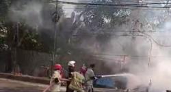 Kebakaran Hanguskan Bengkel dan Warung di Lahan Eks Bioskop Merdeka Pekalongan