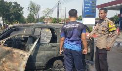 Mobil Terbakar di Depan SPBU Nganjuk, 2 Orang Luka