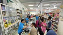 Jelang Tahun Ajaran Baru, Orang Tua Serbu Toko Perlengkapan Sekolah di Lamongan