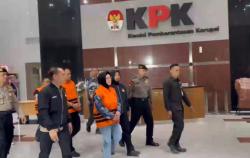 Bupati Sukoharjo Etik Suryani Resmi Ditahan KPK, Pakai Rompi Oranye saat Digiring ke Rutan