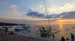 Serunya Liburan Sambil Menikmati Pesona Sunset Pantai Pasir Putih Situbondo