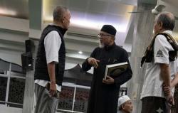 Biadab! Lansia 74 Tahun Diamuk Pria Muda Saat Membaca Al-Qur'an di Masjid Depok
