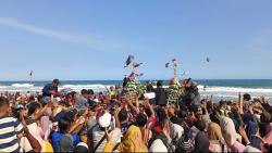Sedekah Laut Pantai Heppiii, Doa untuk Keberkahan Nelayan Sekaligus Dongkrak Wisata Kebumen