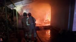 Rumah Permanen di Jombang Ludes Terbakar Akibat Korsleting Listrik, Kerugian Capai Rp350 Juta