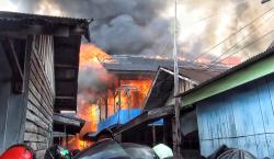 Kebakaran Hebat di Pemukiman Padat Gang Sari 45 Palangka Raya, Damkar Terkendala Akses dan Air