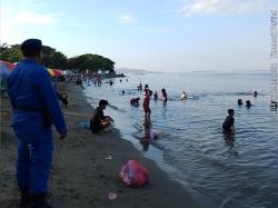 Pantai Bahari Ramai Pengunjung, Polisi Minta Orangtua Awasi Anak Saat Bermain di Laut