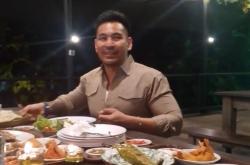 Liwet Bakar Bambu Anyer Wonderland Dilirik Sang Presenter Roby Purba Saat Liburan di Pantai Anyer
