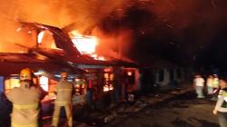 Diduga Korsleting Listrik, Dua Rumah di Plantungan Kendal Ludes Terbakar, Kerugian Capai Rp400 Juta