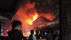 Api Melalap Pasar Agrobis Babat, Delapan Armada Damkar Dikerahkan Padamkan Kebakaran