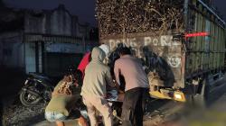 Tabrak Belakang Truk Tebu yang Parkir di Bahu Jalan, Pengendara Scoopy Luka Parah