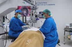 Bakti Sosial, Para Dokter Spesialis Mata Gelar Operasi Katarak Gratis