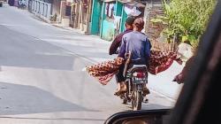 Viral Aksi Keluarga Bawa Jenazah Pakai Motor di KBB, Jasad 40 Tahun Masih Utuh