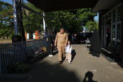 Hari Pertama MPLS, Wali Kota Makassar Munafri Antar Putri ke Sekolah