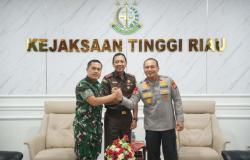 Bersama Pangdam, Kapolda Riau Bertemu Kajati Untuk Perkuat Sinergi Penegakan Hukum