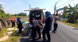 Tabrakan Motor Bawa Rongsokan Vs Pikap Boks di Sumobito Jombang, Kakek 59 Tahun Kritis