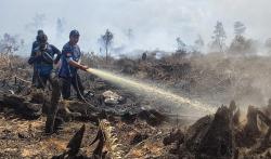 Karhutla Tumbang Nusa Belum Padam, Tim Dalkarhutla dan Helikopter Water Bombing Terus Berjibaku