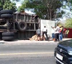 Truk Diduga Rem Blong Tabrak Warung di Talun Cirebon, Ibu dan Bayi Tewas, 3 Korban Lainnya Luka