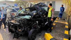 Diduga Gagal Salip, Innova Hantam Truk di Tol Bawen–Salatiga